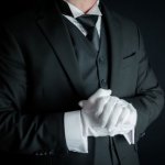 手を組むスーツの男性