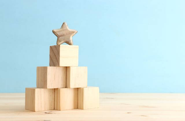 積んだブロックの上にある星